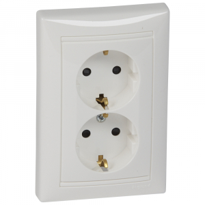 VALENA Розетка 2-м  СУ с заземлением, со шторками 16А белая IP20 Legrand