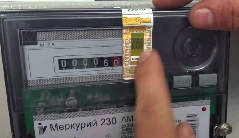 Почему трещит счетчик электроэнергии — обзор основных причин Почему трещит счетчик электроэнергии — обзор основных причин