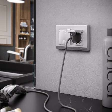 Розетка двойная влагозащ. с зазем. с защит. крышками и шторками (серебряный рифленый) СУ IP44 Werkel