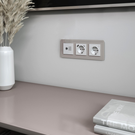 Elite Рамка из стекла на 3 поста дымчатый Werkel