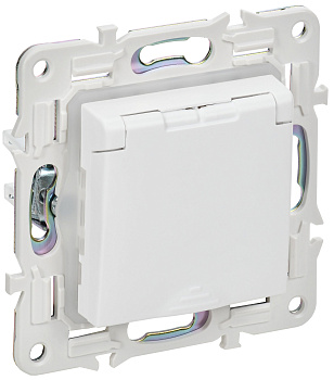SKANDY Розетка 1-местная с заземлением с защитными шторками и крышкой 16А IP44 SK-R11W арктический белый IEK