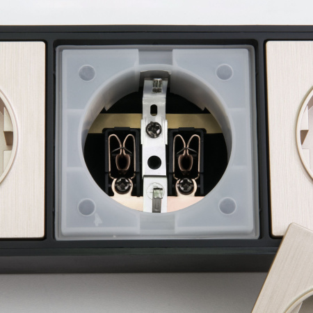 Розеточный блок 4-х местный + 3 USB черный/шампань рифленый Werkel