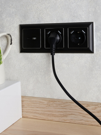 BRITE Рамка 3-мест. РУ-3-Бр хром/черн. IEK