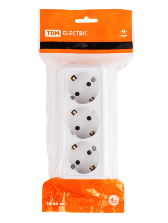 Розетка 3-х местная горизонтальная 2П+3 открытой установки IP20 16A белая "Ладога" TDM