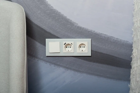 BRITE Рамка 3-мест. РУ-3-2-Бр стекло бел. матовый IEK