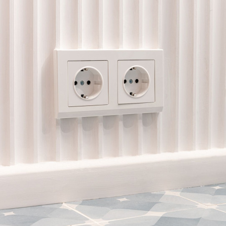 Встраиваемые механизмы Розетка СУ 1 мест. с зазем. и шторками 16А Белый IP20 Werkel