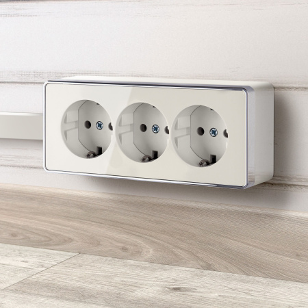 Розетка тройная с заземлением и шторками (слоновая кость) Gallant ОУ IP20 Werkel