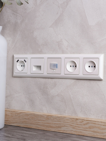 BRITE Рамка 5-мест. РУ-5-Бр беж./жемч. IEK