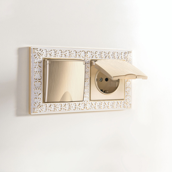 Розетка влагозащ. с зазем. с защит. крышкой и шторками (шампань рифленый) СУ IP44 Werkel