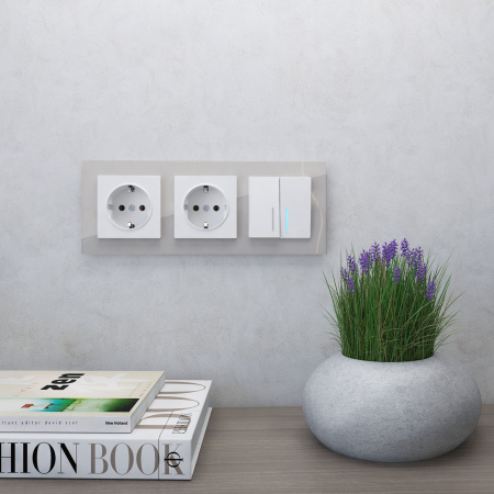 Favorit Рамка на 3 поста (дымчатый,стекло) Werkel