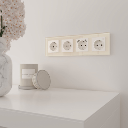 Favorit Рамка на 4 поста (молочный, стекло) Werkel