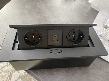 Розетка горизонтальная выдвижная СУ 2 пост. с 2 USB, с зазем.,защит.шторки 16А черная IP20