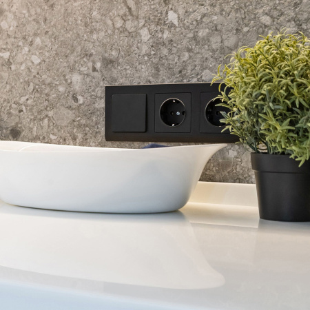 Встраиваемые механизмы Розетка СУ 1 мест.(земля.шторки) 16А черный матовый IP44 Werkel