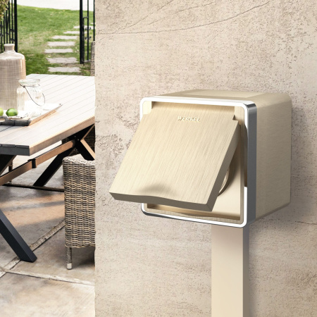 Розетка влагозащ. с зазем. с защит. крышкой и шторками (шампань рифленый) Gallant ОУ IP44 Werkel