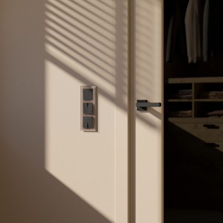 Favorit Рамка на 3 поста (латте, стекло) Werkel