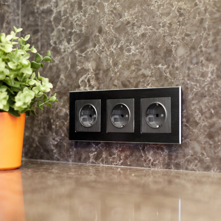 Розетка с заземлением и шторками (графит рифленый) СУ IP31 Werkel