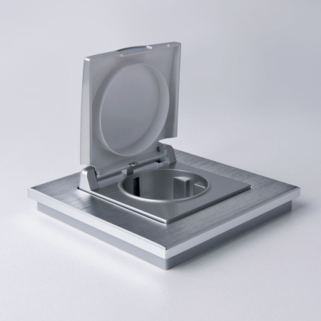 Розетка влагозащ. с зазем. с защит. крышкой и шторками (серебряный) СУ IP44 Werkel