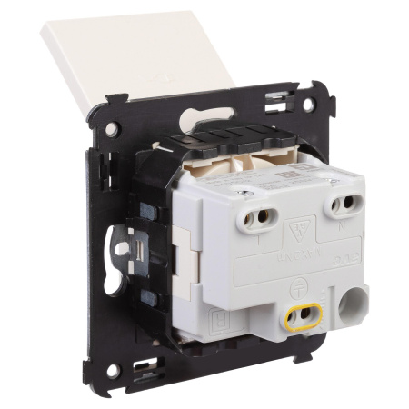 Розетка с крышкой в стену, 2P+E, с з/ш, "Avanti", "Ванильная дымка" DKC