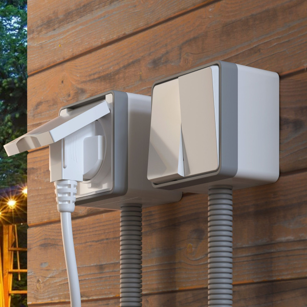 Розетка влагозащ. с зазем. с защит. крышкой и шторками (белая) Gallant ОУ IP44 Werkel