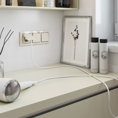 Розетка влагозащ. с зазем. с защит. крышкой и шторками (слоновая кость) СУ IP44 Werkel