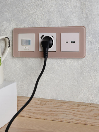 BRITE Рамка 3-мест. РУ-3-2-Бр стекло дым. RE IEK