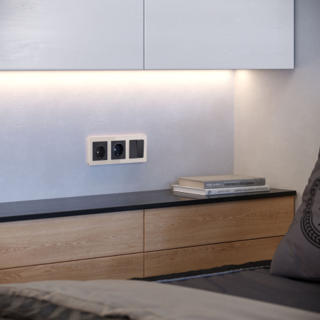 Acrylic Рамка на 3 поста айвори Werkel