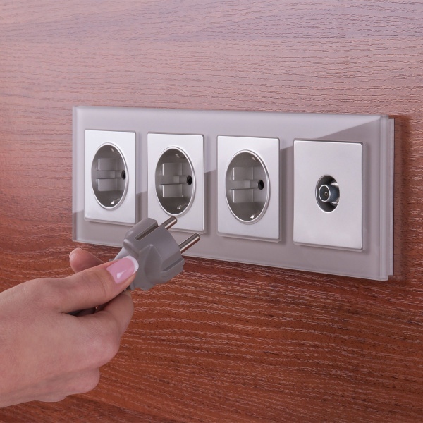 Favorit Рамка на 4 поста (дымчатый,стекло) Werkel