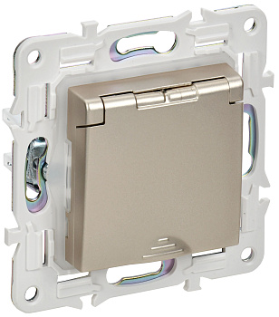 SKANDY Розетка 1-местная с заземлением с защитными шторками и крышкой 16А IP44 SK-R11Sh шампань IEK