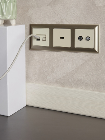 BRITE Рамка 3-мест. РУ-3-Бр беж./шамп. IEK