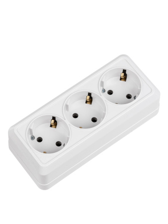 Розетка 3-х местная горизонтальная 2П+3 открытой установки IP20 16A белая "Ладога" TDM