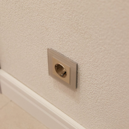 Розетка с заземлением и шторками (шампань рифленый) СУ IP31 Werkel