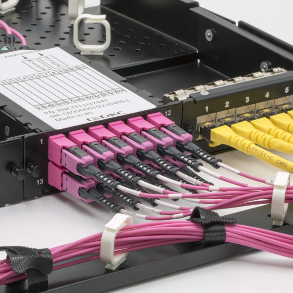 Оптическая патч-панель для установки 4 претерминированых кассет или адаптерных планок, 1U, черная DKC