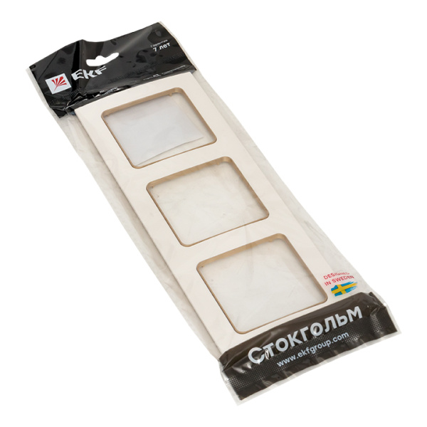 Стокгольм Рамка 3-местная белая с линией цвета шампань EKF