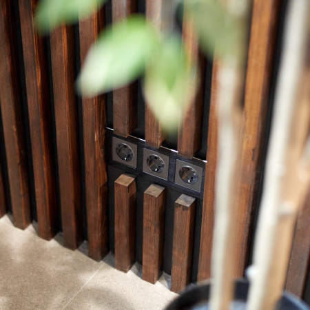 Розетка с заземлением и шторками (графит рифленый) СУ IP31 Werkel