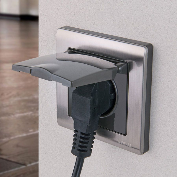 Розетка влагозащ. с зазем. с защит. крышкой и шторками (глянцевый никель) СУ IP44 Werkel