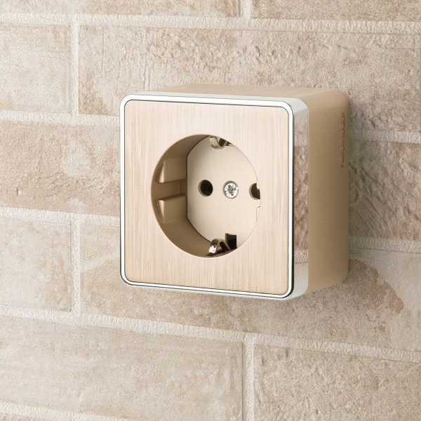 Розетка с заземлением (шампань рифленый) Gallant ОУ IP20 Werkel